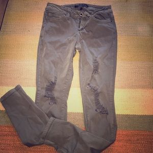 Skinny jeans with rips